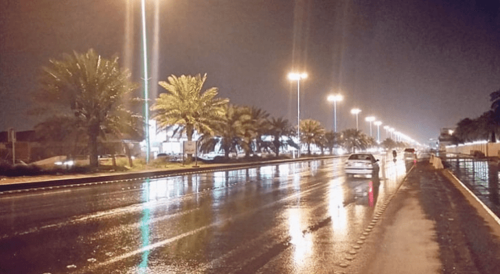 صورة أرشيفية لتساقط الأمطار في أحد شوارع العقبة