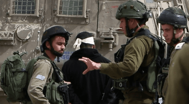 قوات الاحتلال تعتقل فلسطينيا - ارشيفية