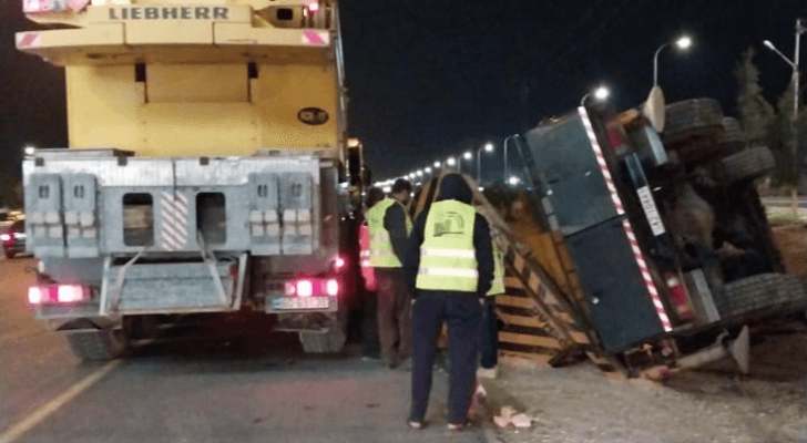 تدهور شاحنة على طريق المطار