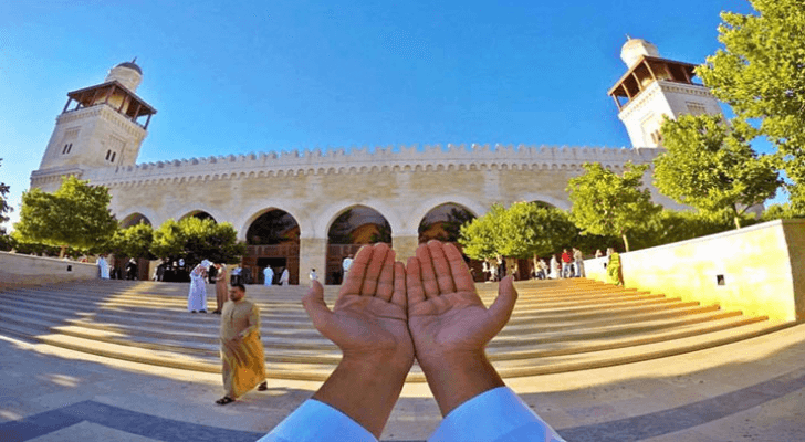 شخص يرفع يدية تضرعا لله تعالى