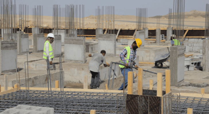 عمال بناء في أحد المشاريع السكنية