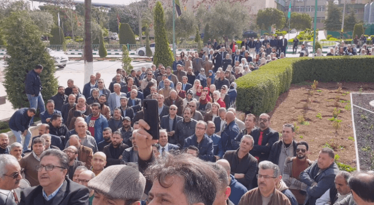 جانب من الوقفة في الجامعة