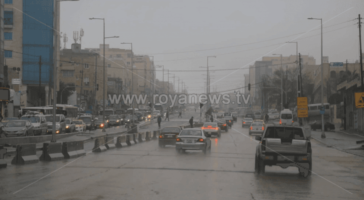 أمطار في أحد شوارع عمان