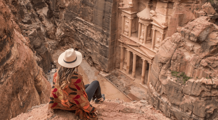 سائحة في مدينة البترا