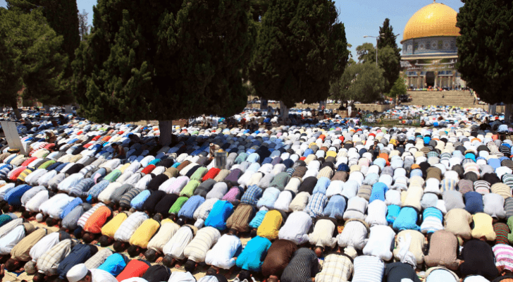 صورة أرشيفية لمصلين يؤدون صلاة الجمعة في المسجد الأقصى
