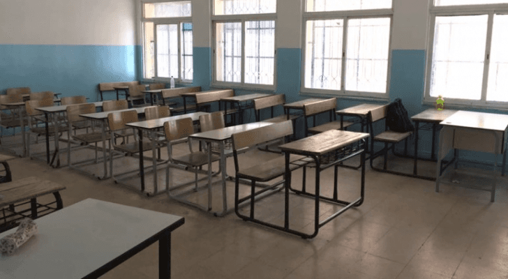 غرفة صفية خالية من الطلبة