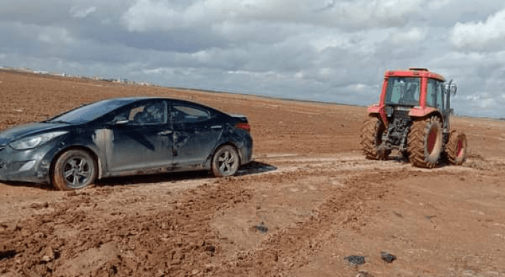 سحب سيارة عالقة في الوحل