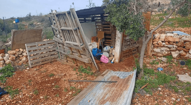 مستوطنون حطموا أبواب ونوافذ غرفة زراعية في بلدة كفر الديك