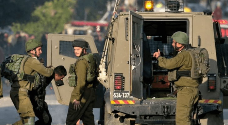 عناصر من قوات الاحتلال تعتقل فلسطينيا - أرشيفية
