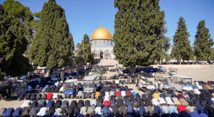 صورة أرشيفية لفلسطينيين يؤدون صلاة الجمعة في المسجد الأقصى