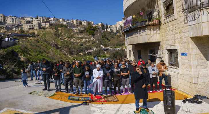 جموع المصلين أمام البناية