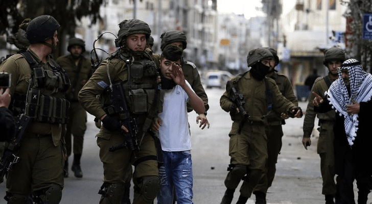 قوات الاحتلال تعتقل طفل فلسطيني