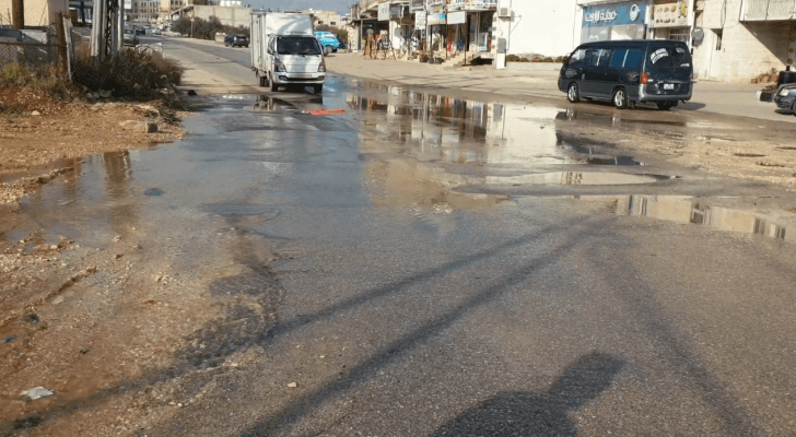 مياه في احد شوارع بلدة سال