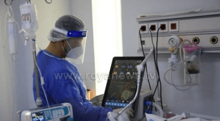 طبيب يتابع إحدى إصابات كورونا في الأردن "أرشيفية"