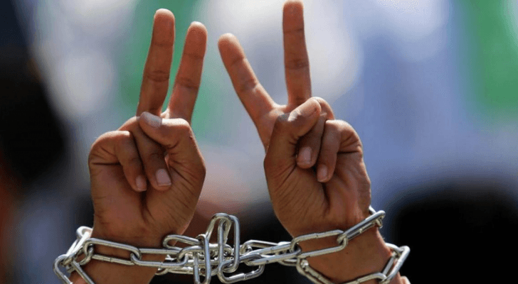أيدي أسير فلسطيني مكبلتان بالأيدي