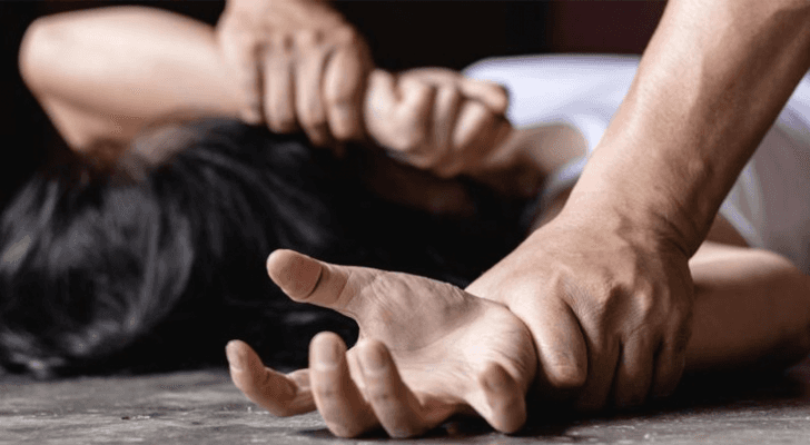 صورة تعبيرية لرجل يغتصب سيدة