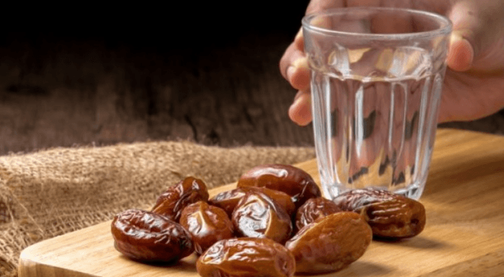 صورة كوب ماء وتمر