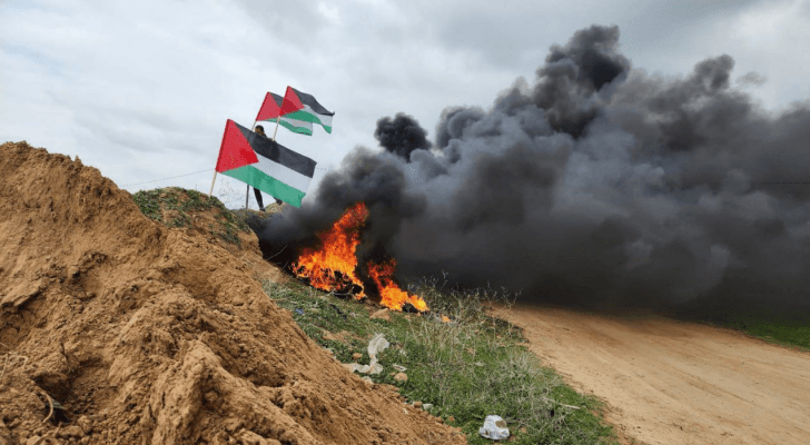 فلسطينيون يشعلون الإطارت على حدود غزة