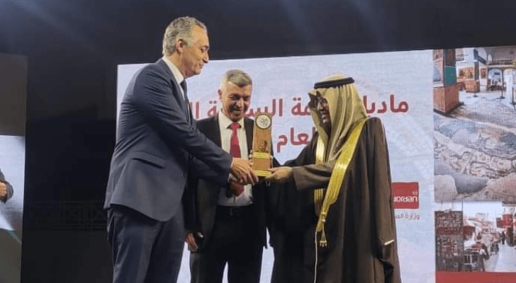 تسليم درع جائزة ابن بطوطة لوزير السياحة ورئيس بلدية مأدبا