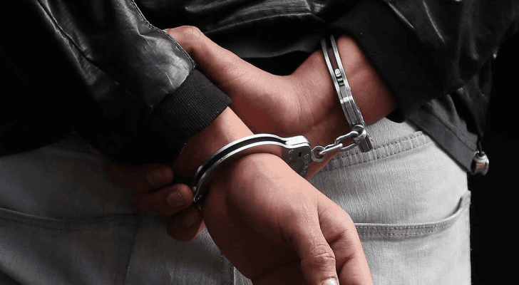 أصفاد معدنية في يد شخص - تعبيرية
