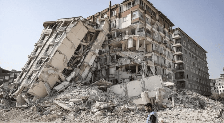 مبني مدمرة بفعل زلزال تركيا