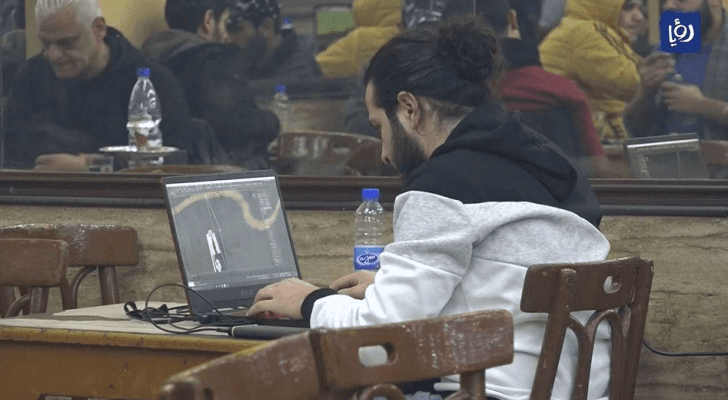 الصورة من داخل أحد المقاهي