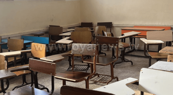 مقاعد دراسية فارغة في مدرسة إربد الثانوية للبنين