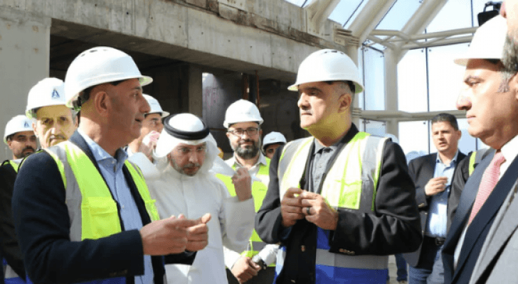 الخصاونة خلال زيارته للمشروع