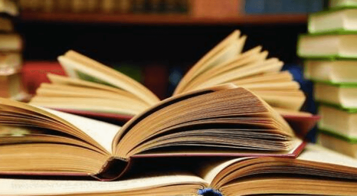 صورة تعبيرية لمجموعة من الكتب