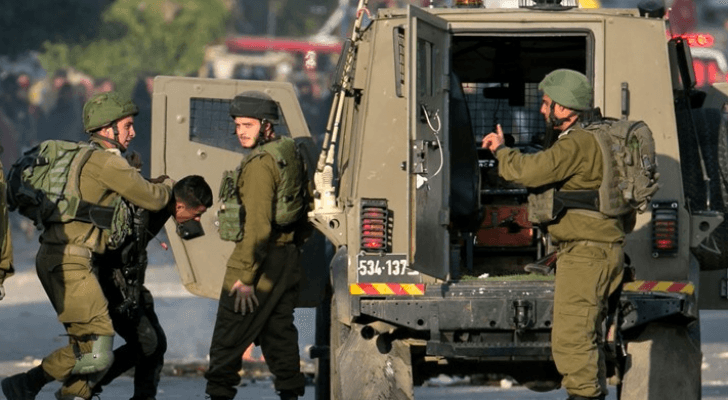 عناصر من قوات الاحتلال تعتقل فلسطينيا- أرشيفية