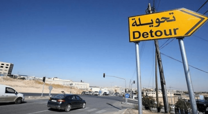 شاخصة مرورية لتحويلة في أحد شوارع المملكة