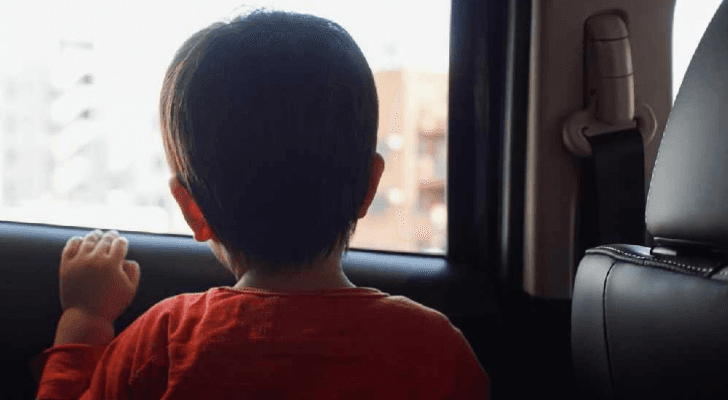 صورة تعبيرية لطفل داخل مركبة