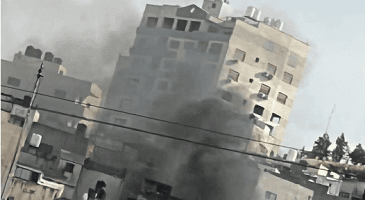 أعمدة دخان تتصاعد من منزل في جنين قصفته قوات الاحتلال