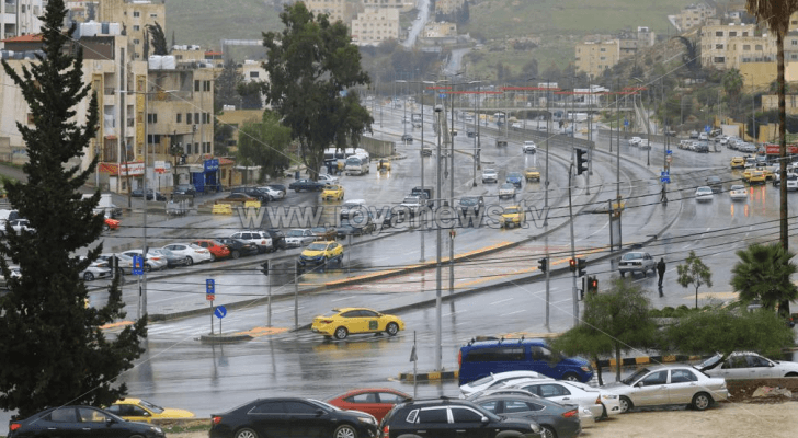 أمطار في أحد شوارع العاصمة عمان