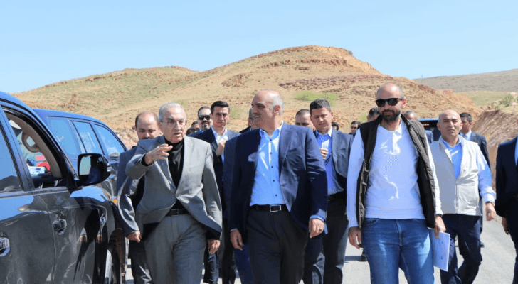 رئيس الوزراء بشر الخصاونة أثناء تفقد طريق حمرة الصحن دير علا