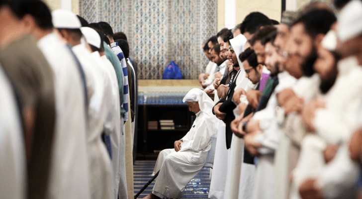 صورة أرشيفية لمصلين يأدون صلاة التراويح في أحد المساجد