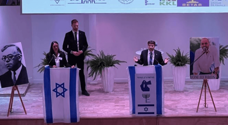 سموترتيش خلال ندوة في فرنسا وظهور خارطة ما يسمى "إسرائيل" تضم الأردن وفلسطين