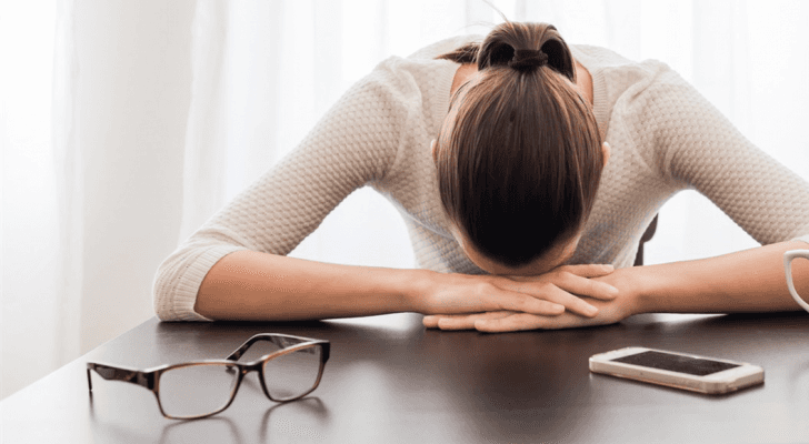 صورة تعبيرية لموظفة مرهقة بسبب العمل