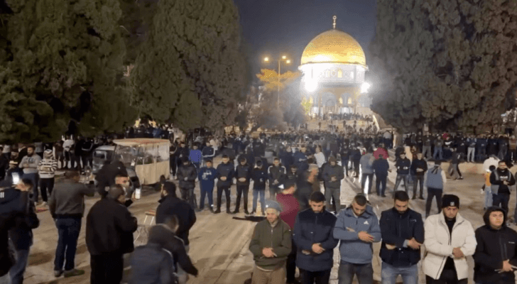 مصلون يأدون صلاة التراويح في المسجد الأقصى المبارك
