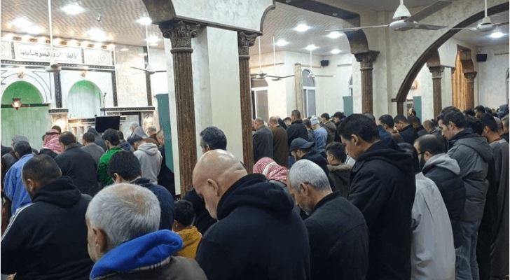 مصلون في مسجد اليرموك بمحافظة إربد