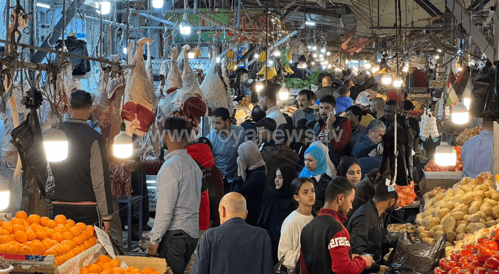 مواطنون يتسوقون في أحد الأسواق