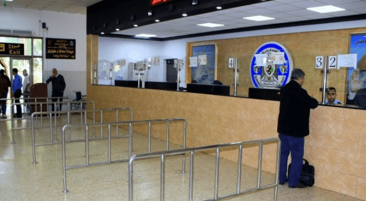 أحد المسافرين عبر معبر الكرامة