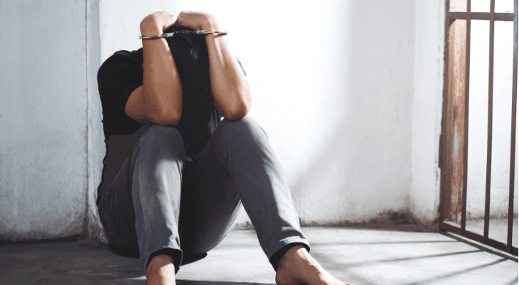 صورة تعبيرية لشخص داخل سجن