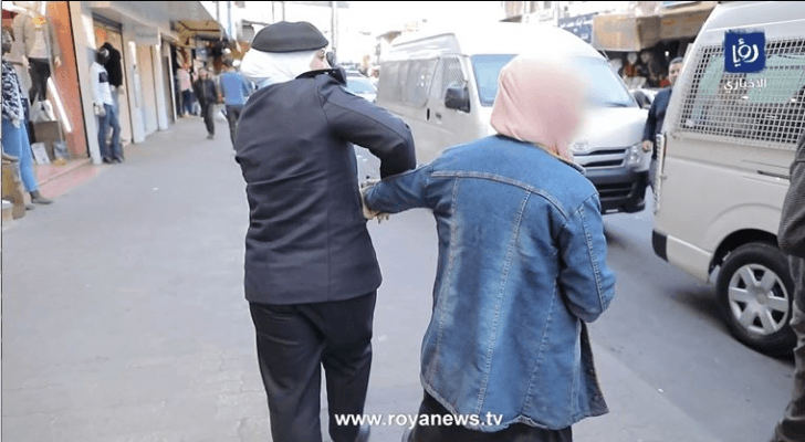 لحظة ضبط إحدى المتسولات خلال شهر رمضان المبارك