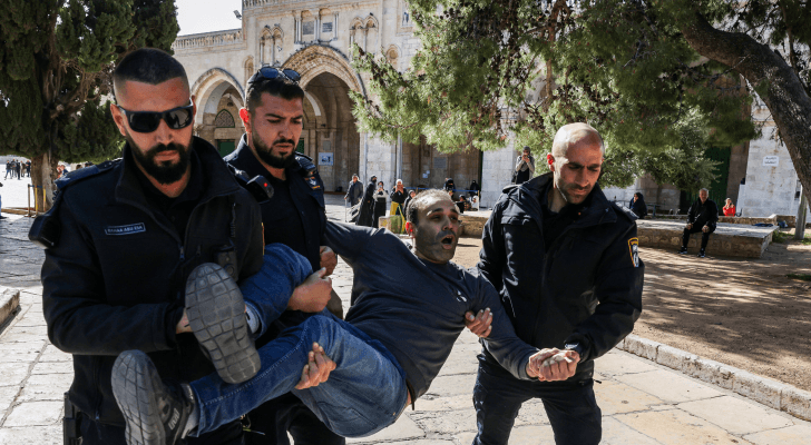 قوات الاحتلال تعتقل أحد المرابطين في الأقصى