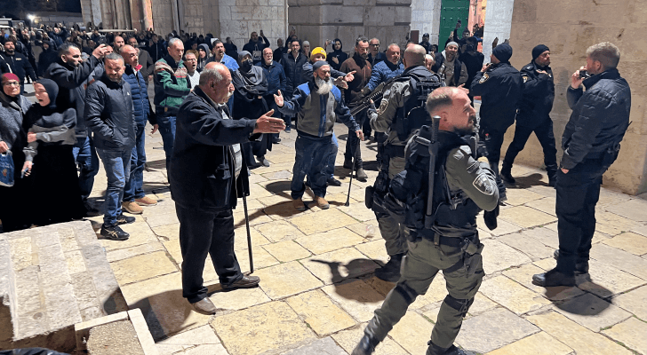 عناصر من قوات الاحتلال تمنع فلسطينيين من دخول المسجد الأقصى