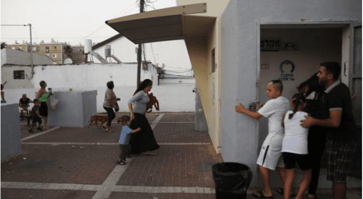 صورة أرشيفية من هروب المستوطنين باتجاه الملاجئ