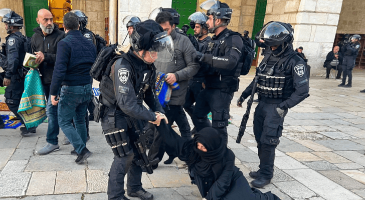اعتداء قوات الاحتلال على المصلين في الأقصى