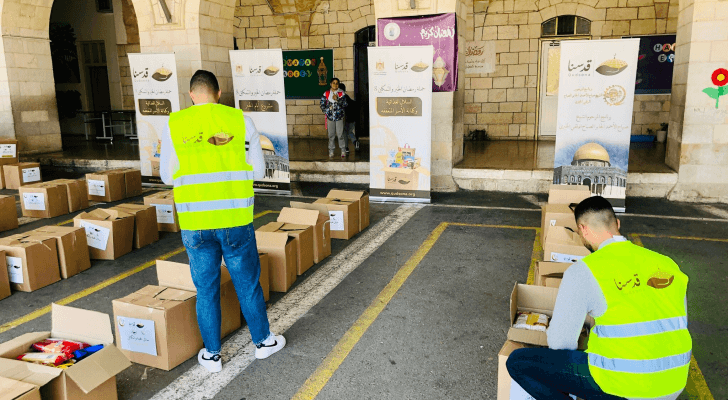 متطوعان أثناء عملهما في المبادرة