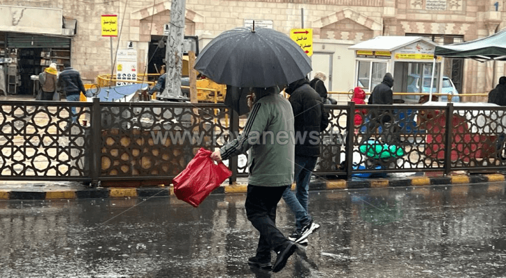 أجواء ماطرة في أحد شوارع العاصمة عمان